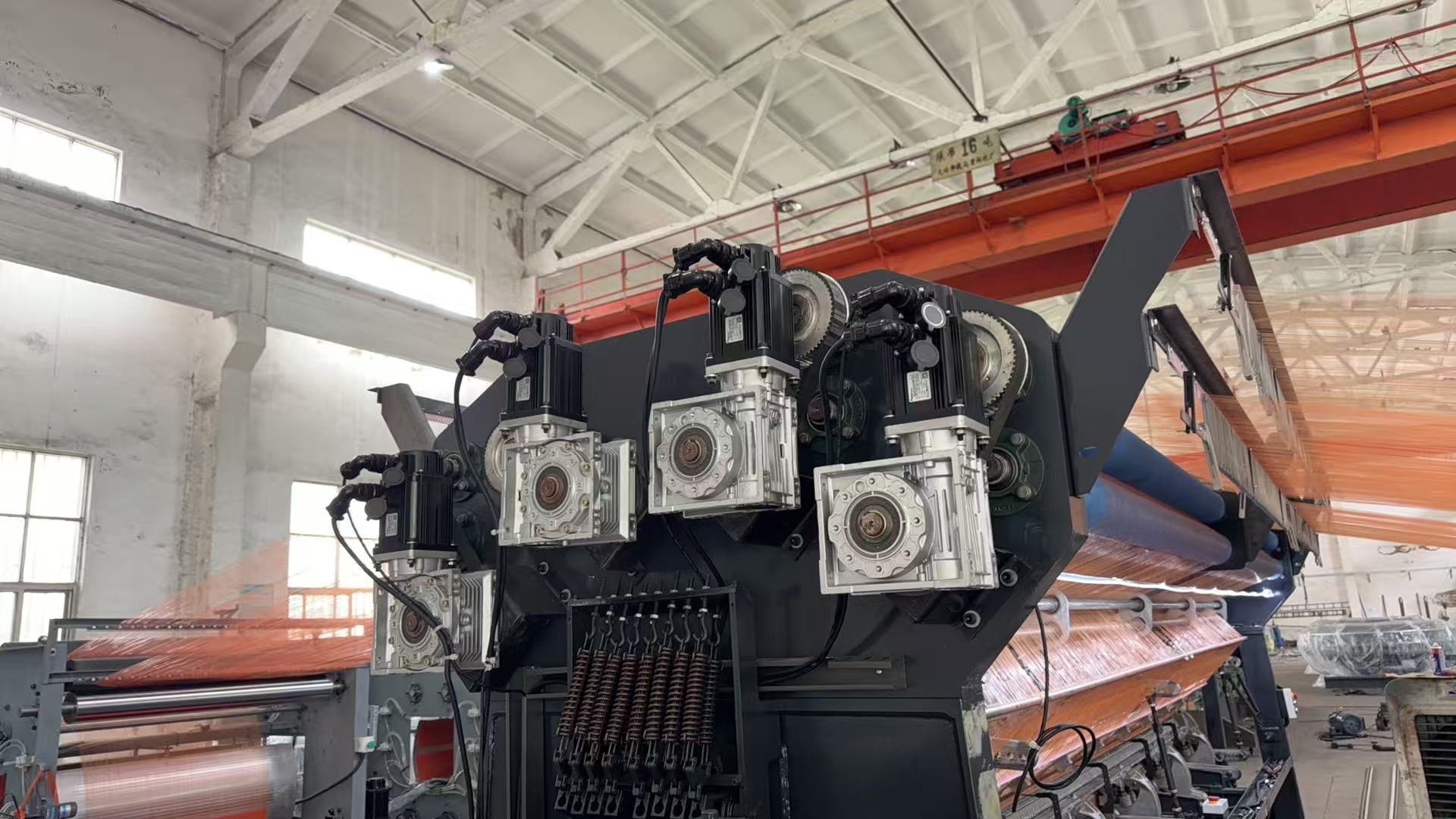 最新の会社の事例について Double Needle Bed Warp Knitting Machine for High-Quality Textile Fabric Production